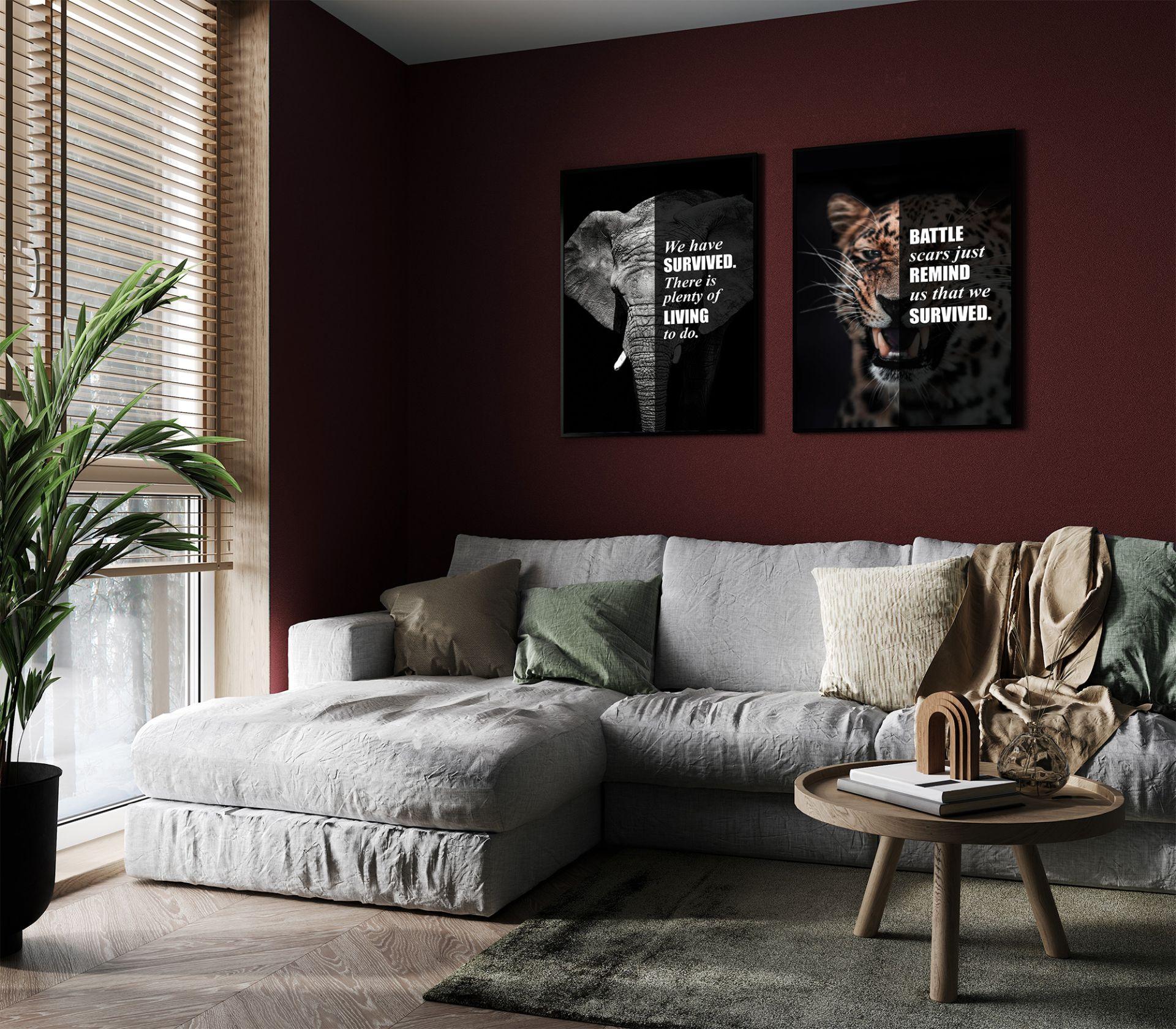 Interieur trends 2026 | Animal quotes collectie op bordeaux rode muur