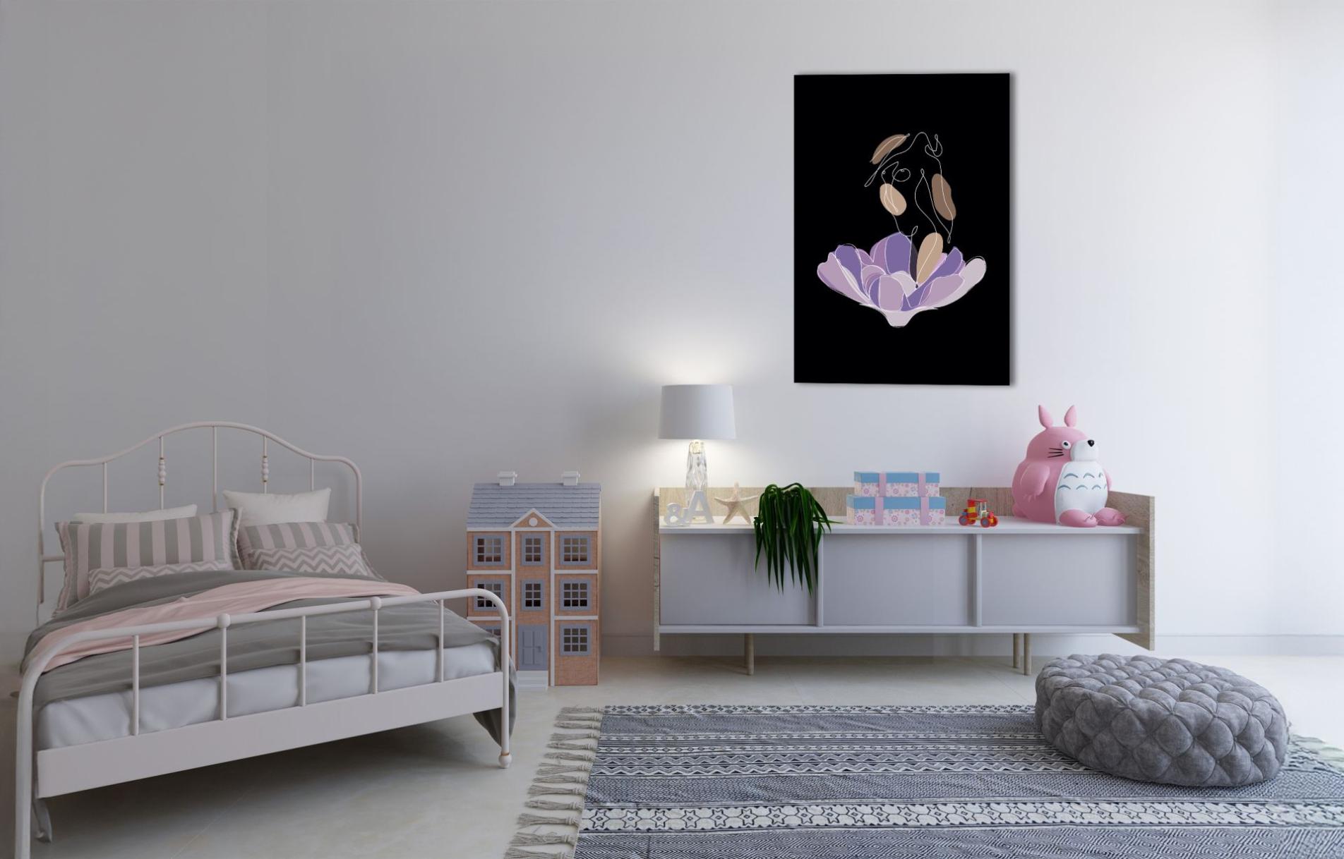 Kinderkamer meisje lichte muur met print van een paarse bloem met vrouwenfiguur op zwarte achtergrond
