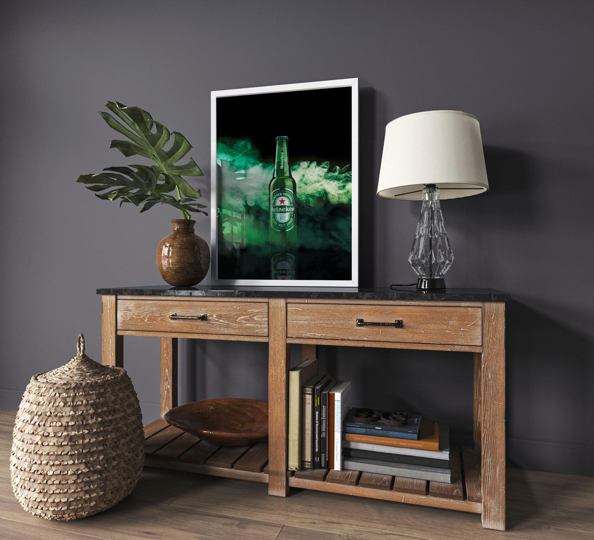 Schilderij Booze and Smoke boven een dressoir tegen een paarse muur