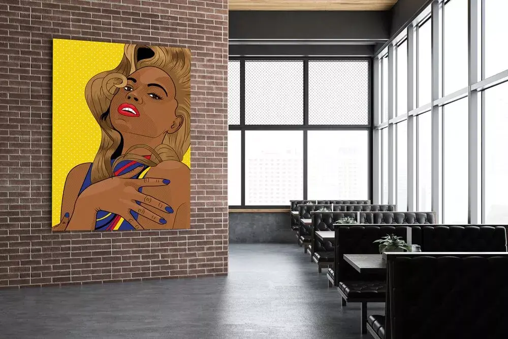 Geel schilderij met Beyonce in een modern interieur